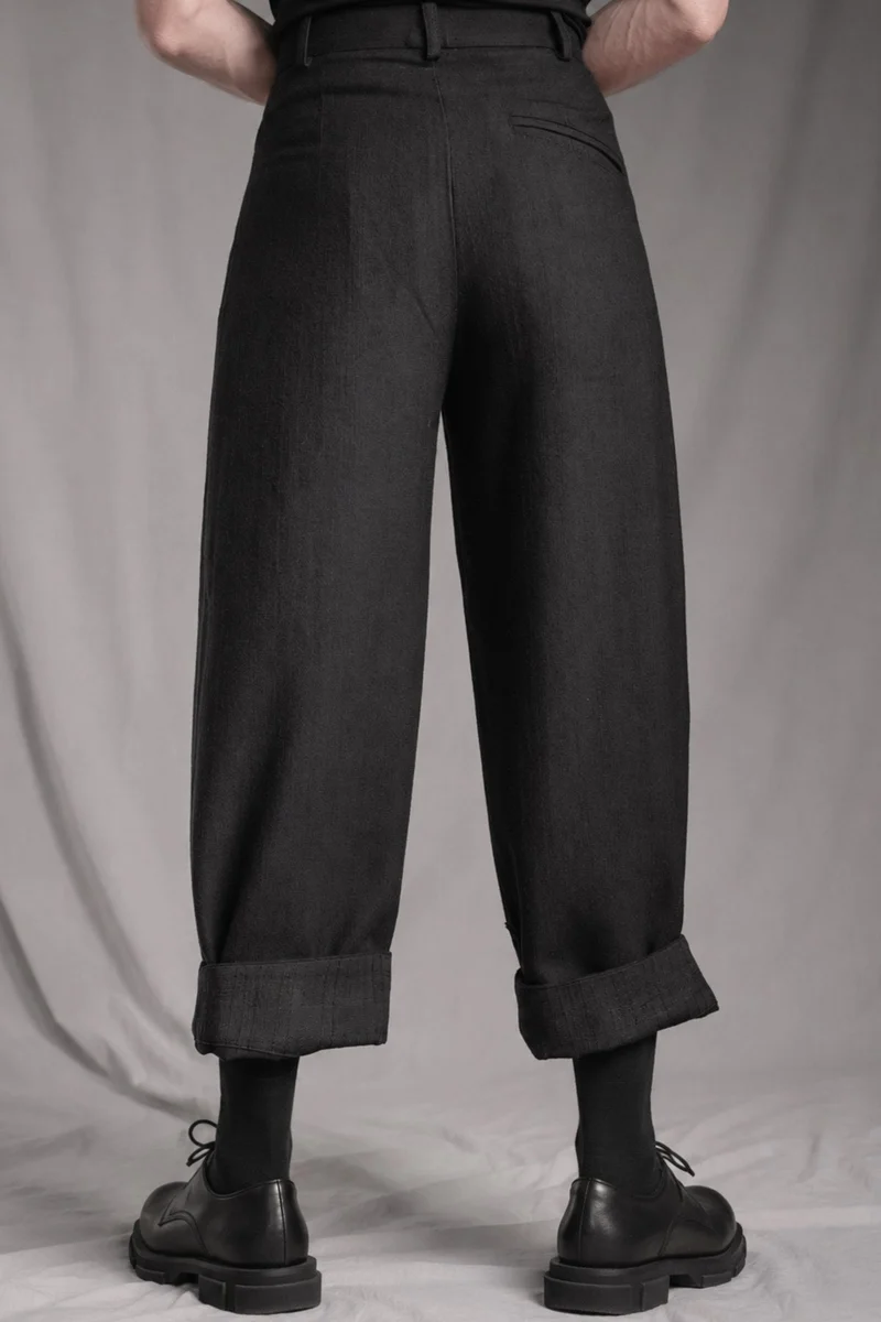 eigensinnig wien | FraMis | Nonkonformistischer Herren-Wollanzug mit Mao-Kragen-Sakko und Bundfaltenhose