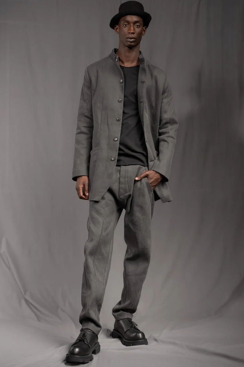 eigensinnig wien | WotWal | Skulpturaler Herrenanzug aus Cold Dye Rigid Denim in Moosgrau