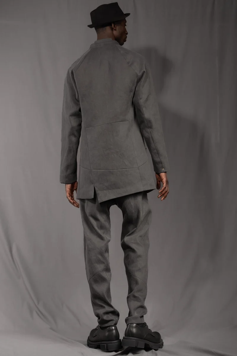 eigensinnig wien | WotWal | Skulpturaler Herrenanzug aus Cold Dye Rigid Denim in Moosgrau