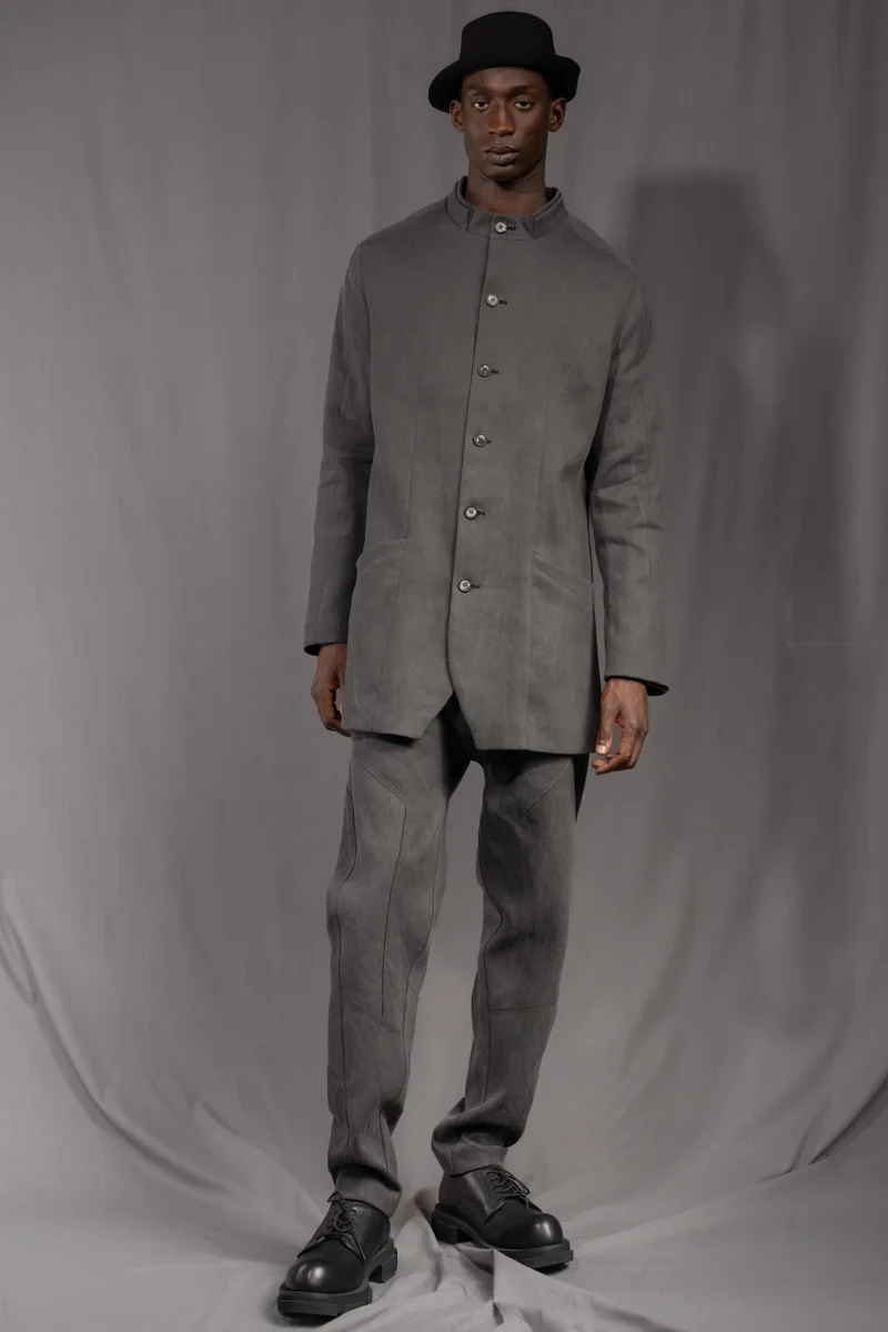 eigensinnig wien | WotWal | Skulpturaler Herrenanzug aus Cold Dye Rigid Denim in Moosgrau