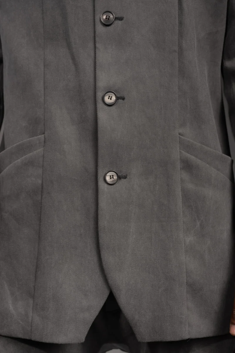 eigensinnig wien | WotWal | Skulpturaler Herrenanzug aus Cold Dye Rigid Denim in Moosgrau