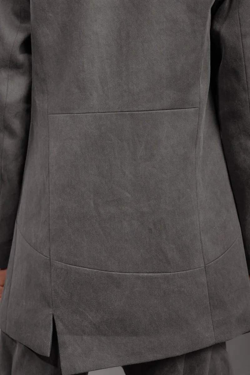 eigensinnig wien | WotWal | Skulpturaler Herrenanzug aus Cold Dye Rigid Denim in Moosgrau
