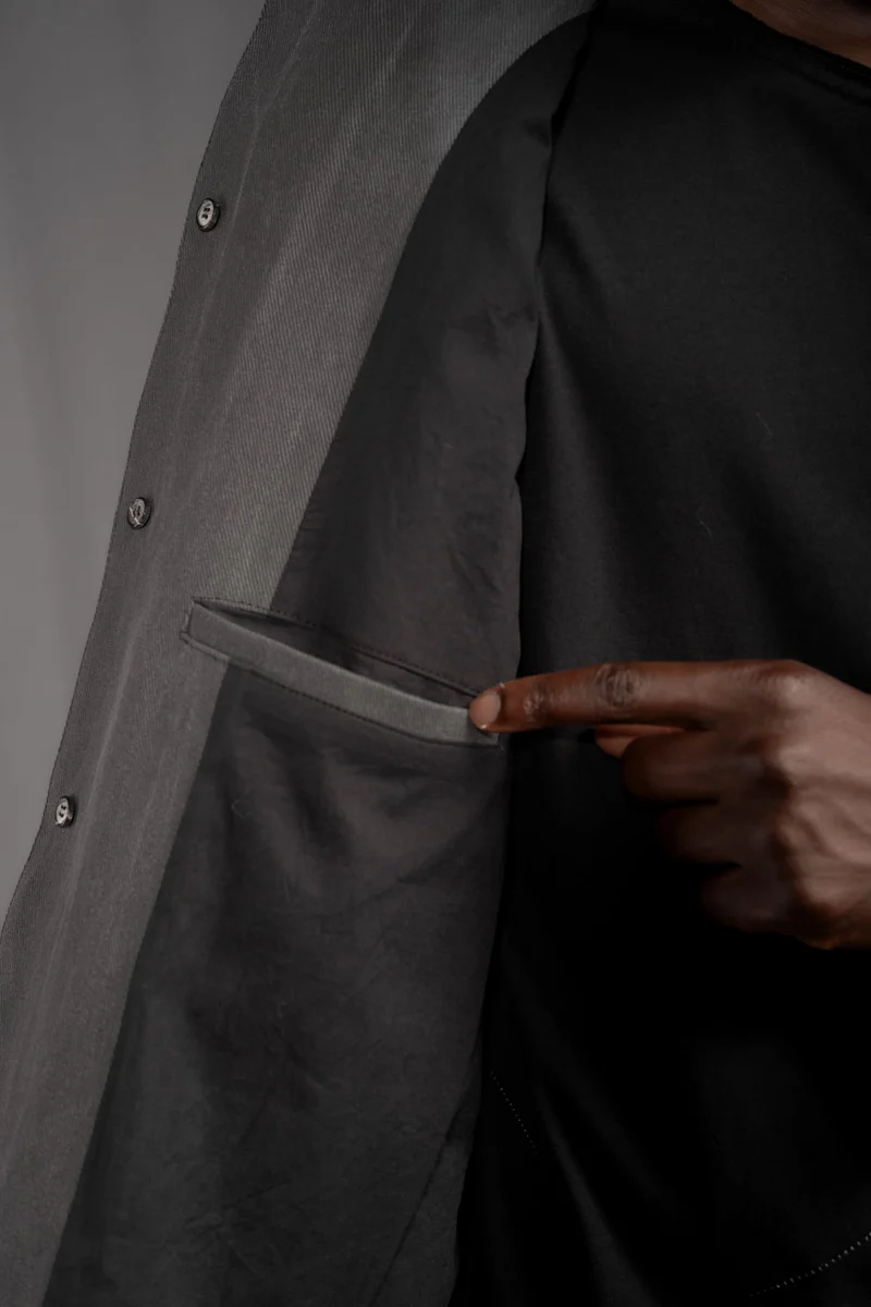eigensinnig wien | WotWal | Skulpturaler Herrenanzug aus Cold Dye Rigid Denim in Moosgrau