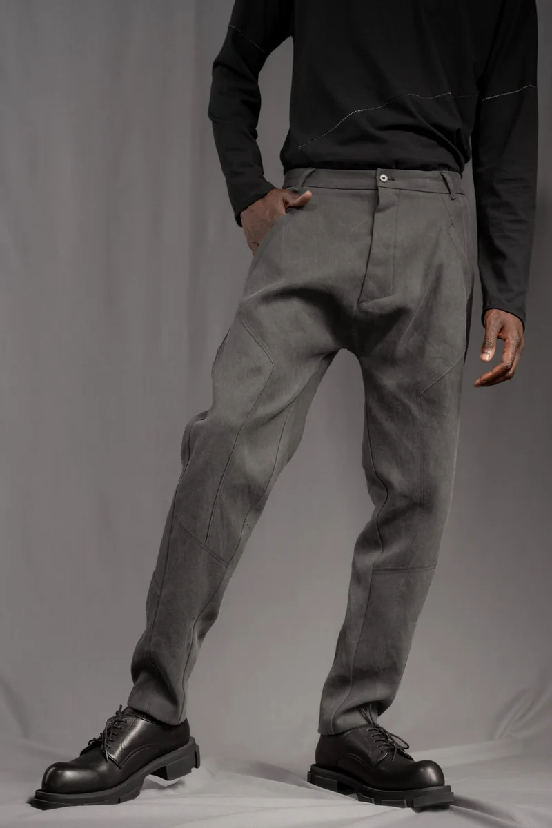 eigensinnig wien | Walking Man | Avantgardistische Cold Dyed Rigid Denim Hose für Herren in Moosgrau