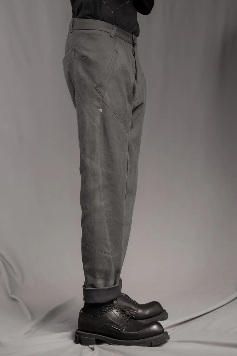 eigensinnig wien | Walking Man | Avantgardistische Cold Dyed Rigid Denim Hose für Herren in Moosgrau