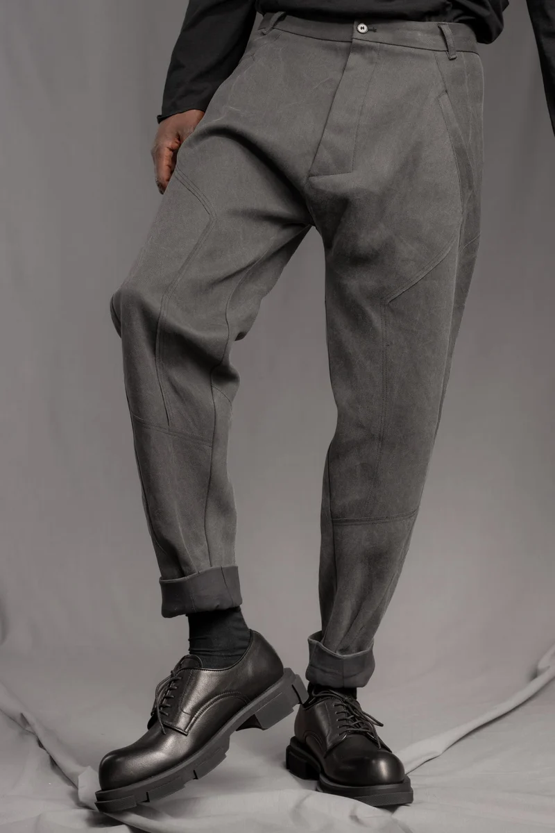 eigensinnig wien | Walking Man | Avantgardistische Cold Dyed Rigid Denim Hose für Herren in Moosgrau