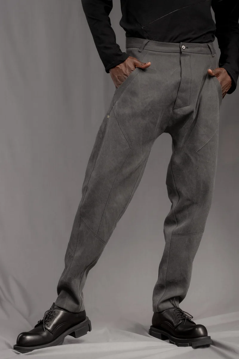 eigensinnig wien | Walking Man | Avantgardistische Cold Dyed Rigid Denim Hose für Herren in Moosgrau
