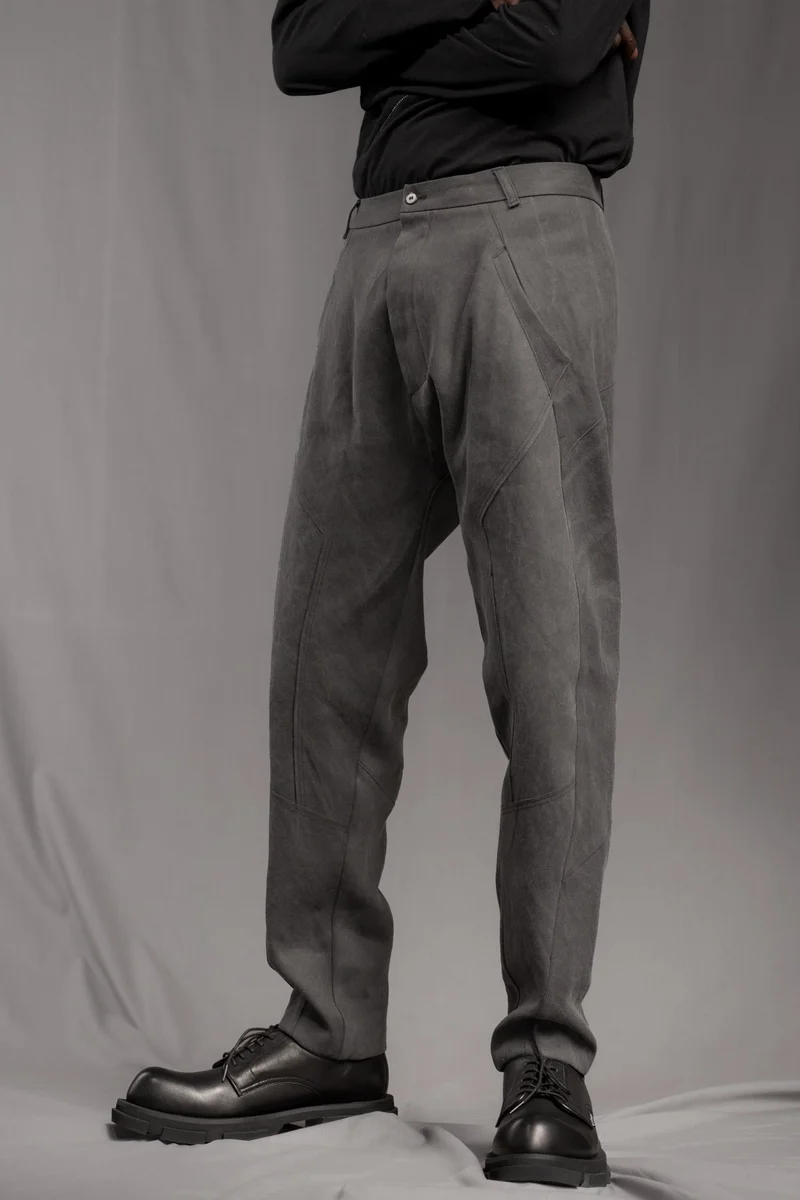 eigensinnig wien | Walking Man | Avantgardistische Cold Dyed Rigid Denim Hose für Herren in Moosgrau