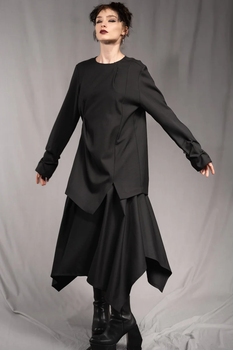 eigensinnig wien | SamBac | Schwarzes Dark-Elegance-Outfit aus Langarmtop und Midirock in Twill-Wolle