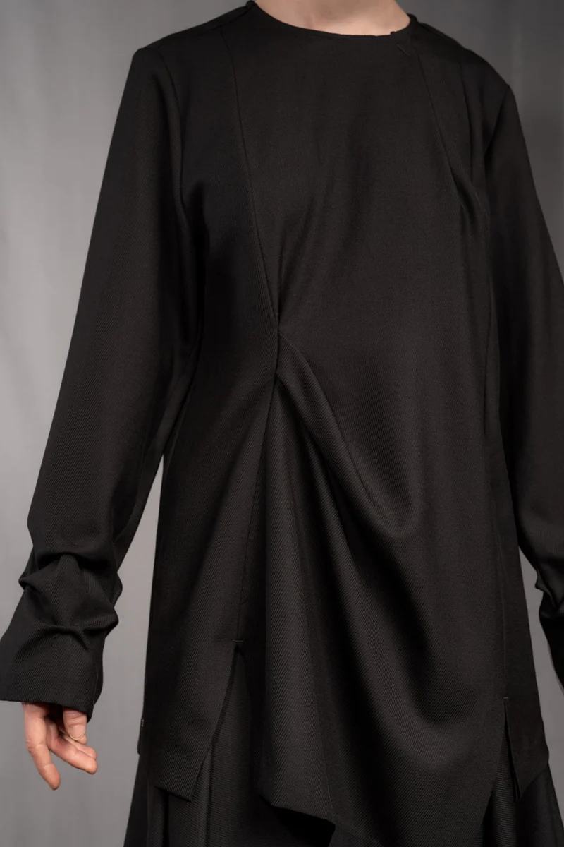 eigensinnig wien | SamBac | Schwarzes Dark-Elegance-Outfit aus Langarmtop und Midirock in Twill-Wolle