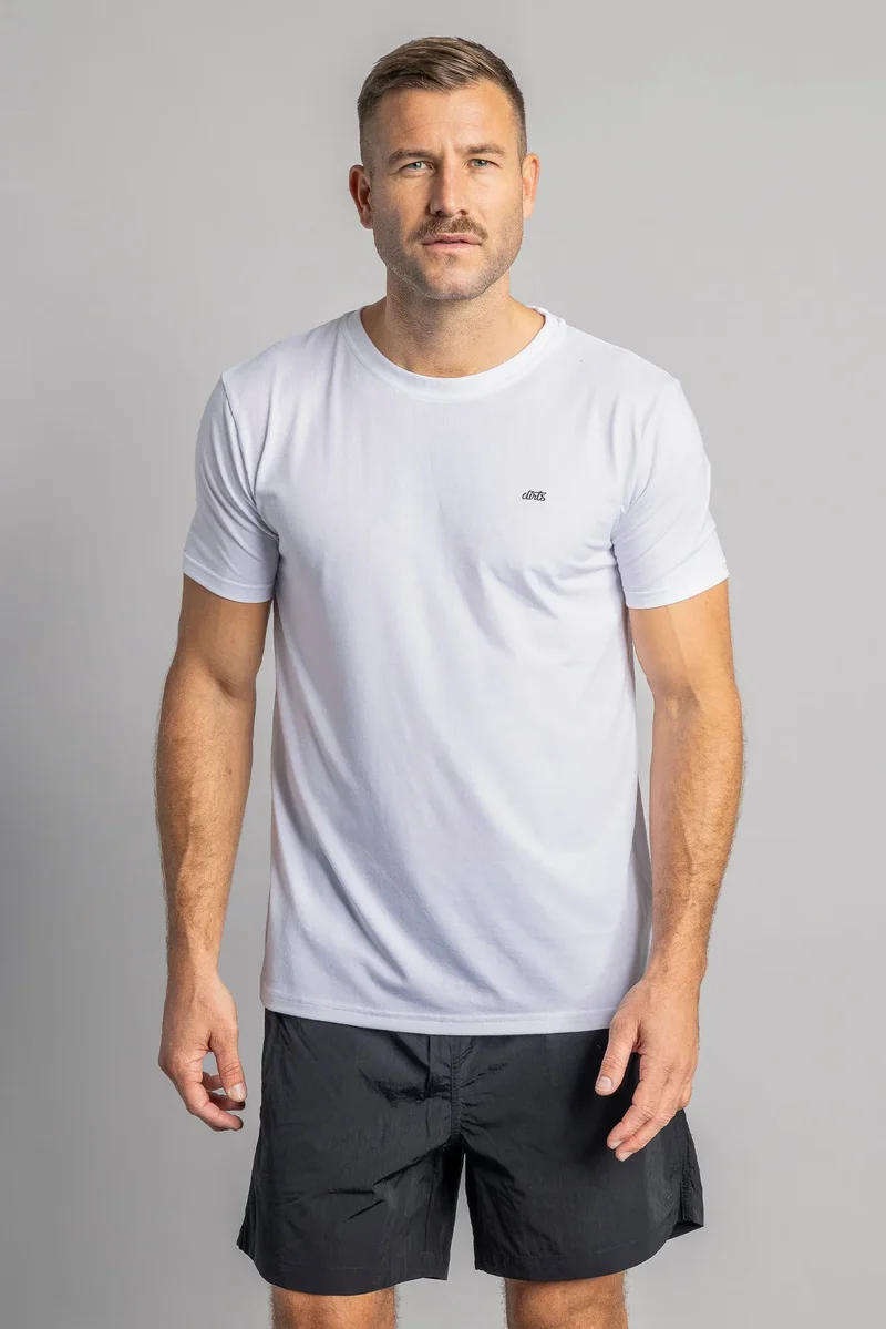 Weisses Classic Athletic T-Shirt (Shorter Version) aus DriRelease® von Dirts