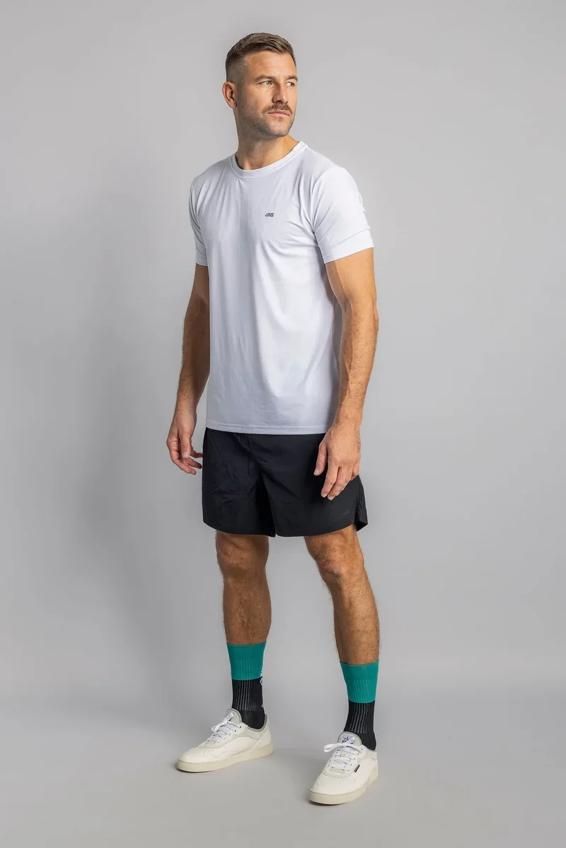 Weisses Classic Athletic T-Shirt (Shorter Version) aus DriRelease® von Dirts