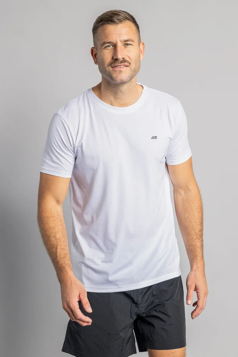 Weisses Classic Athletic T-Shirt (Shorter Version) aus DriRelease® von Dirts