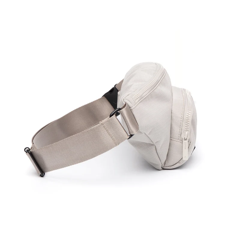 Beige Bauchtasche Atlas aus recycelten PET-Flaschen von Lefrik