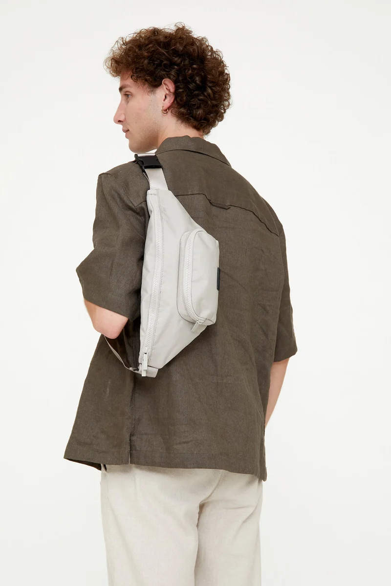Beige Bauchtasche Atlas aus recycelten PET-Flaschen von Lefrik
