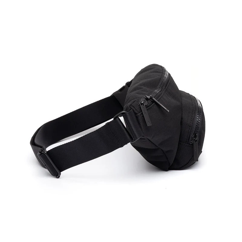 Schwarze Bauchtasche Atlas aus recycelten PET-Plastikflaschen von Lefrik