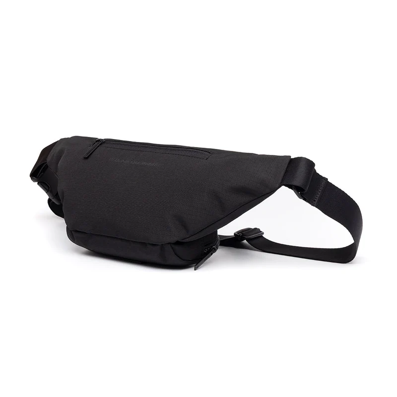 Schwarze Bauchtasche Atlas aus recycelten PET-Plastikflaschen von Lefrik