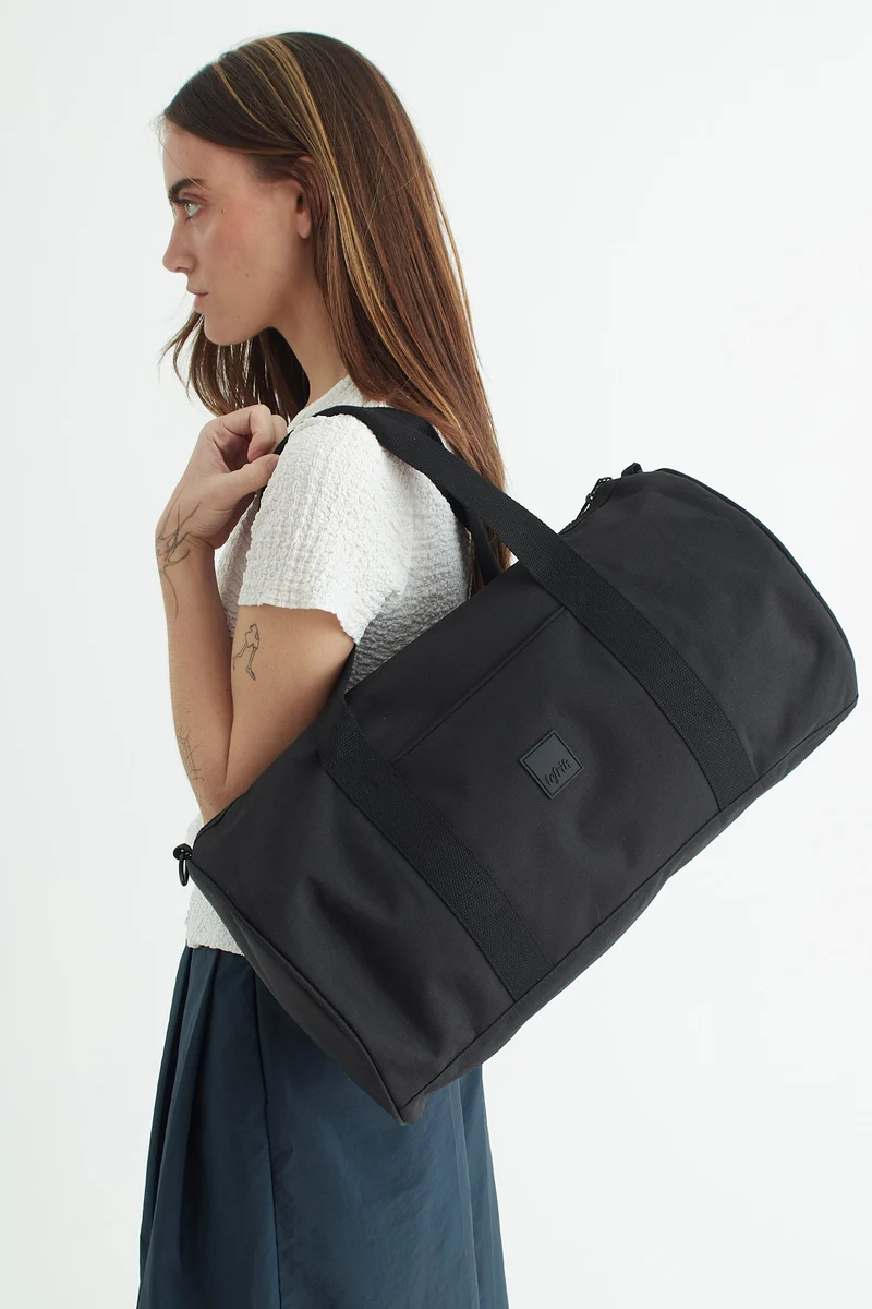 Schwarze Tasche Everyday aus recycelten PET-Flaschen von Lefrik