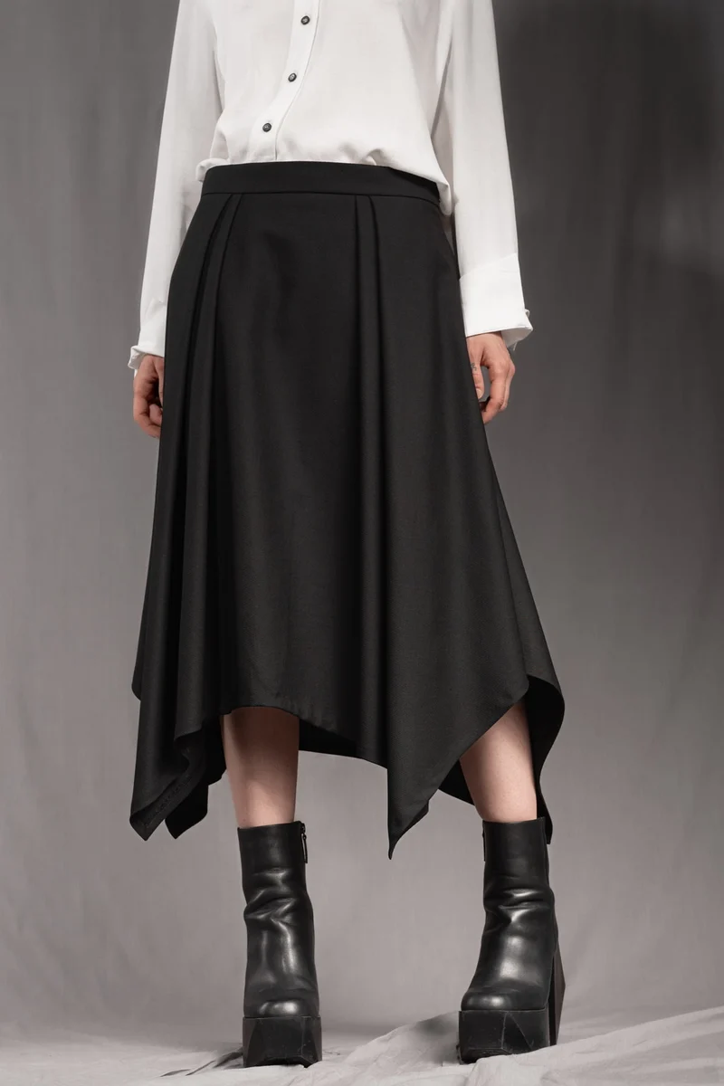 eigensinnig wien | Bacchanalia | Asymmetrischer, schwarzer Twill-Rock mit tiefen Faltenwürfen