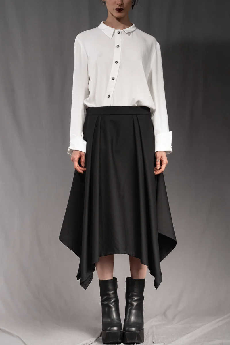 eigensinnig wien | Bacchanalia | Asymmetrischer, schwarzer Twill-Rock mit tiefen Faltenwürfen