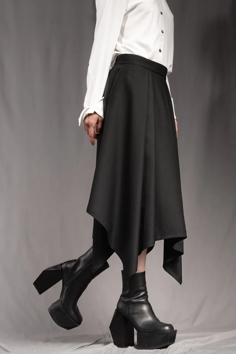 eigensinnig wien | Bacchanalia | Asymmetrischer, schwarzer Twill-Rock mit tiefen Faltenwürfen