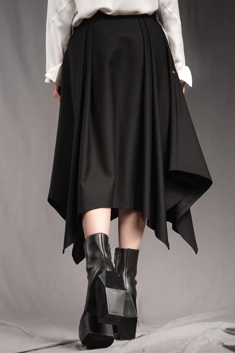 eigensinnig wien | Bacchanalia | Asymmetrischer, schwarzer Twill-Rock mit tiefen Faltenwürfen