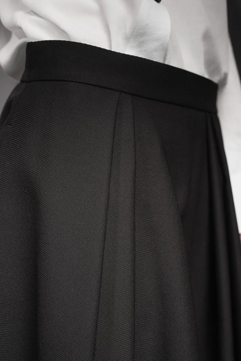 eigensinnig wien | Bacchanalia | Asymmetrischer, schwarzer Twill-Rock mit tiefen Faltenwürfen