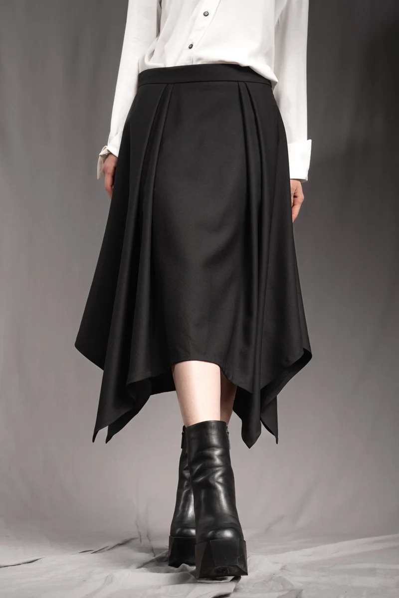 eigensinnig wien | Bacchanalia | Asymmetrischer, schwarzer Twill-Rock mit tiefen Faltenwürfen
