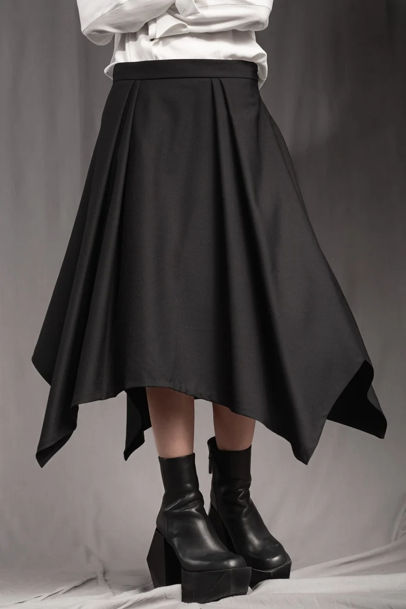 eigensinnig wien | Bacchanalia | Asymmetrischer, schwarzer Twill-Rock mit tiefen Faltenwürfen