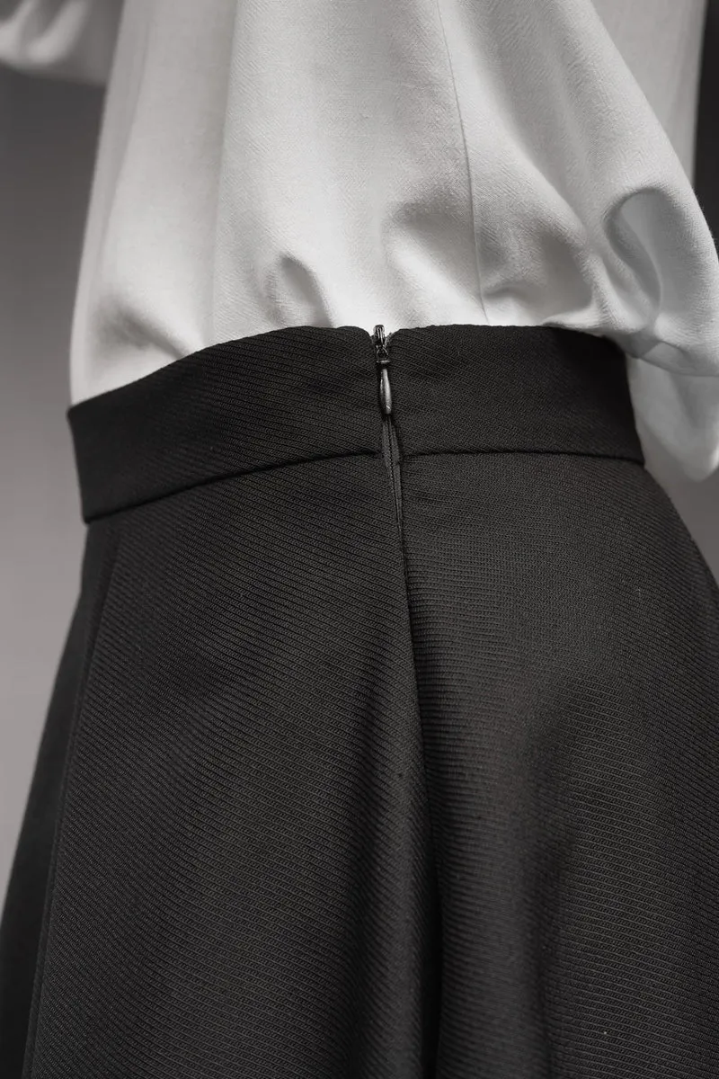 eigensinnig wien | Bacchanalia | Asymmetrischer, schwarzer Twill-Rock mit tiefen Faltenwürfen