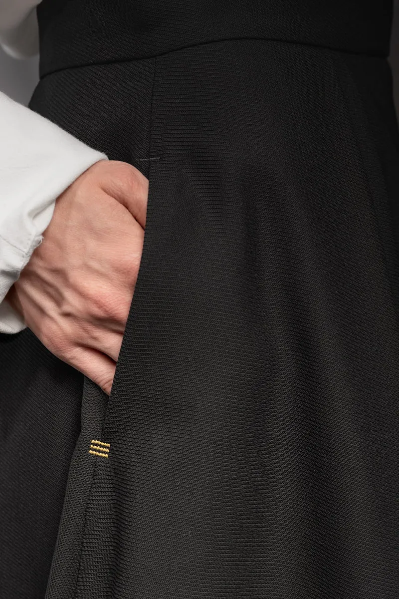 eigensinnig wien | Bacchanalia | Asymmetrischer, schwarzer Twill-Rock mit tiefen Faltenwürfen