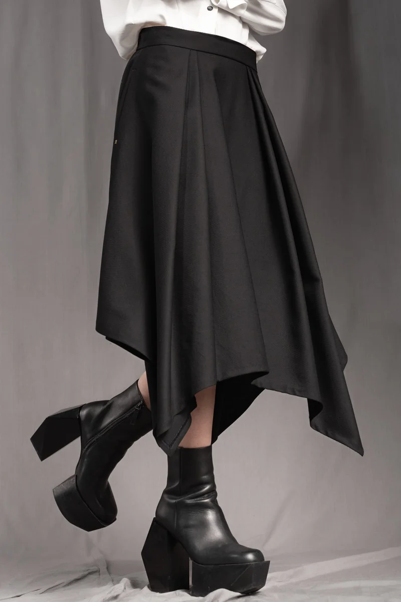 eigensinnig wien | Bacchanalia | Asymmetrischer, schwarzer Twill-Rock mit tiefen Faltenwürfen