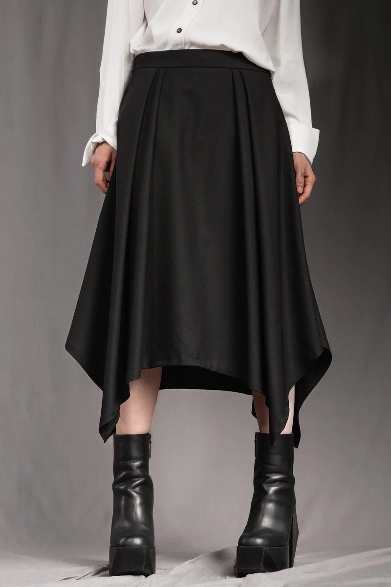 eigensinnig wien | Bacchanalia | Asymmetrischer, schwarzer Twill-Rock mit tiefen Faltenwürfen