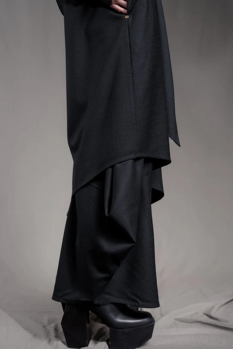 eigensinnig wien | AveRüb | Nachtblauer Designer-Zweiteiler mit Hooded Gown aus Seide/Wolle