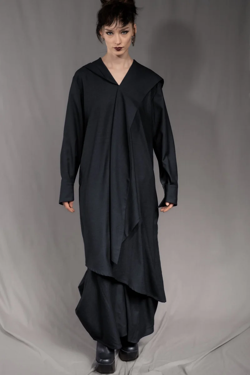 eigensinnig wien | AveRüb | Nachtblauer Designer-Zweiteiler mit Hooded Gown aus Seide/Wolle