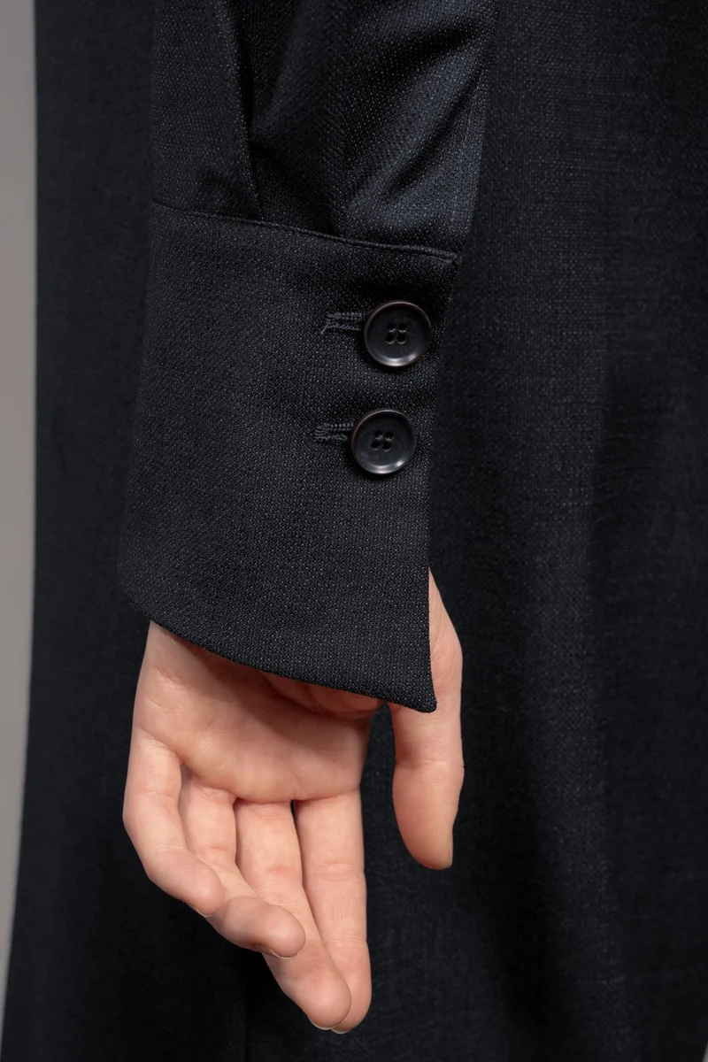 eigensinnig wien | AveRüb | Nachtblauer Designer-Zweiteiler mit Hooded Gown aus Seide/Wolle