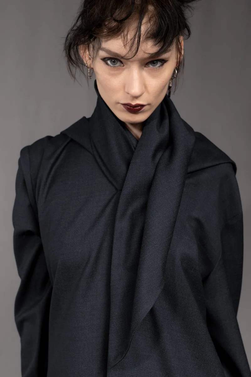 eigensinnig wien | Rübezahl | Nachtblauer Hooded Gown mit Schal aus Seide/Wolle