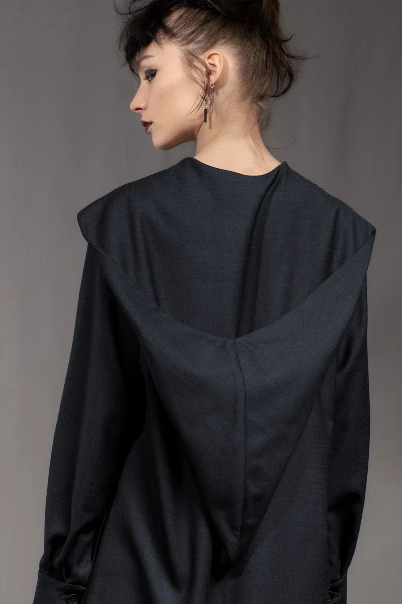 eigensinnig wien | Rübezahl | Nachtblauer Hooded Gown mit Schal aus Seide/Wolle