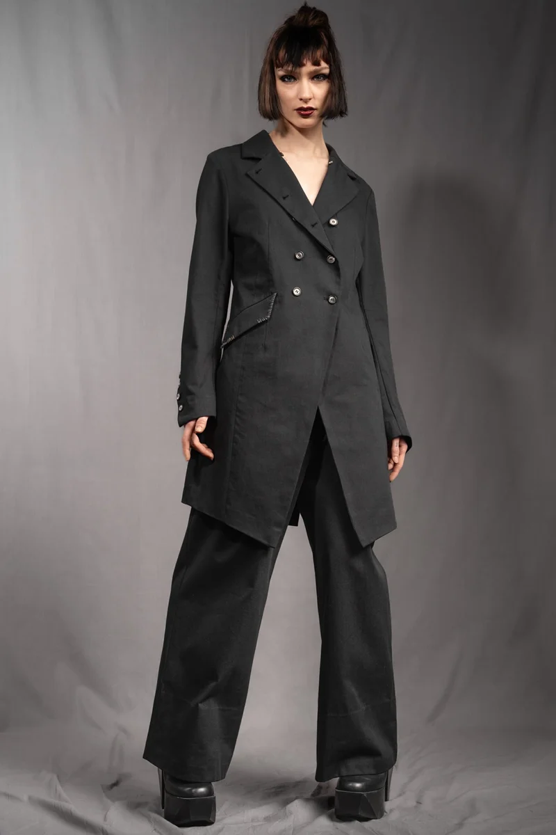 eigensinnig wien | YlaStr | Schwarzer Avantgarde Designeranzug für Damen mit weiter Bundfaltenhose aus Baumwolle