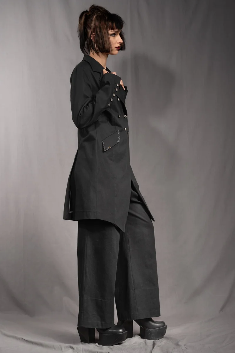 eigensinnig wien | YlaStr | Schwarzer Avantgarde Designeranzug für Damen mit weiter Bundfaltenhose aus Baumwolle