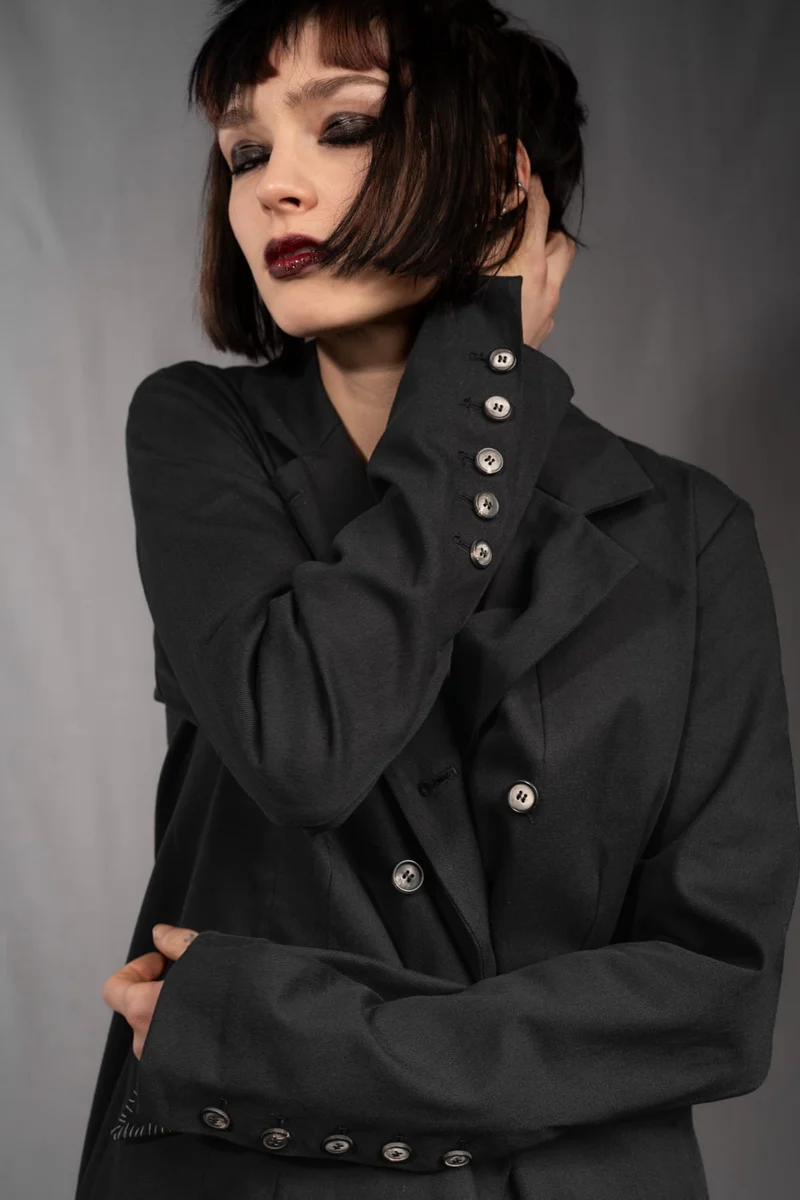 eigensinnig wien | YlaStr | Schwarzer Avantgarde Designeranzug für Damen mit weiter Bundfaltenhose aus Baumwolle