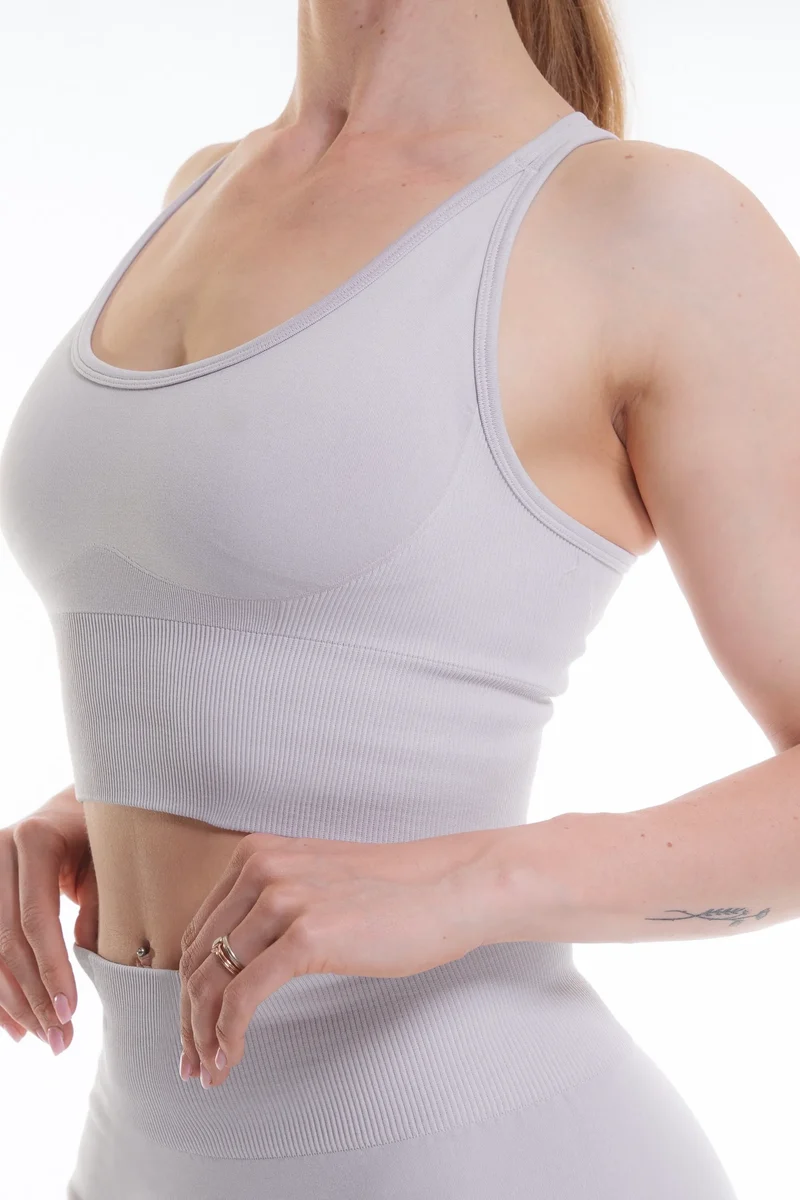 Graues Set Zeyla Seamless kurz aus recyceltem Polyester von Nivays