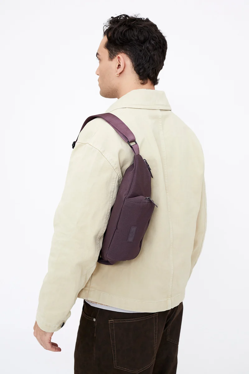Violette Bauchtasche Atlas aus recycelten PET-Flaschen von Lefrik