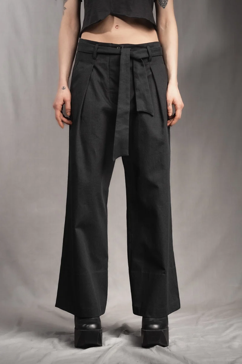 eigensinnig wien | Streeruwitz | Elegante Avantgarde Bundfaltenhose mit weitem Bein aus schwarzer Baumwolle