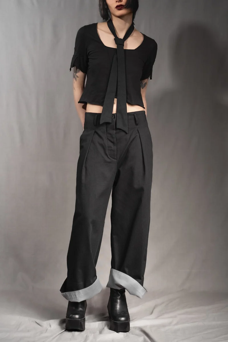 eigensinnig wien | Streeruwitz | Elegante Avantgarde Bundfaltenhose mit weitem Bein aus schwarzer Baumwolle