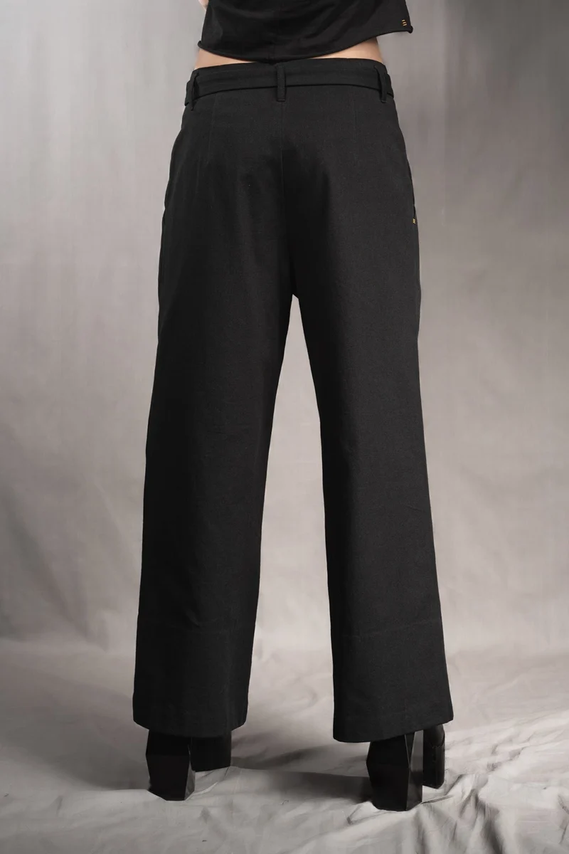 eigensinnig wien | Streeruwitz | Elegante Avantgarde Bundfaltenhose mit weitem Bein aus schwarzer Baumwolle