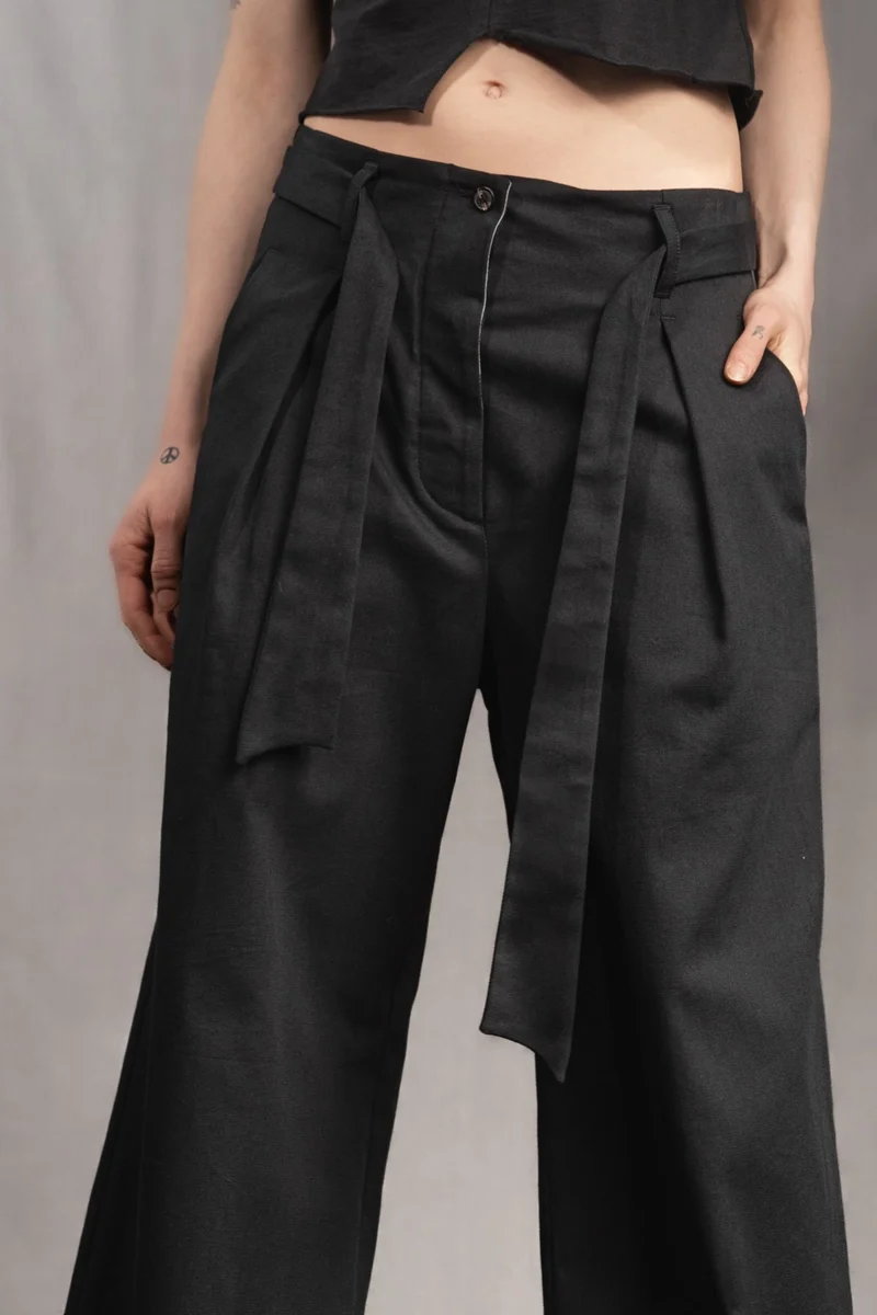 eigensinnig wien | Streeruwitz | Elegante Avantgarde Bundfaltenhose mit weitem Bein aus schwarzer Baumwolle
