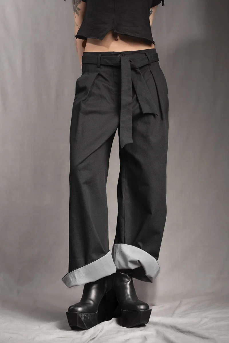 eigensinnig wien | Streeruwitz | Elegante Avantgarde Bundfaltenhose mit weitem Bein aus schwarzer Baumwolle