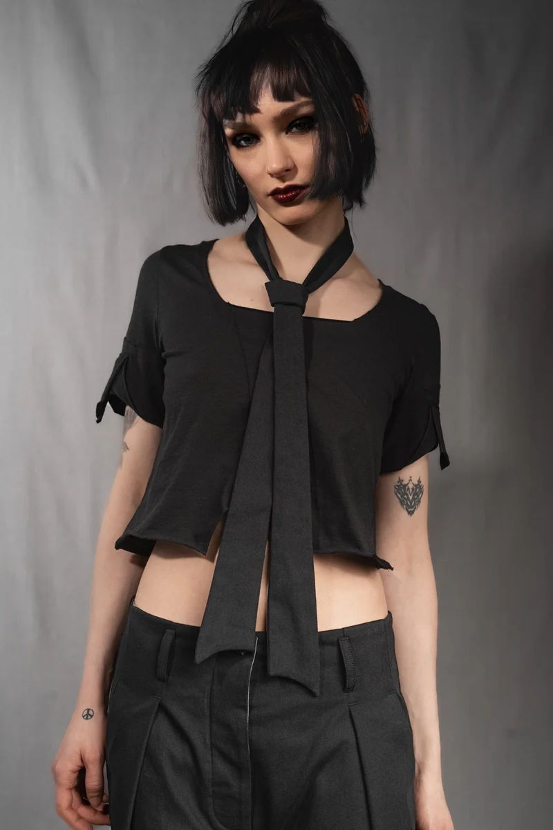 eigensinnig wien | Streeruwitz | Elegante Avantgarde Bundfaltenhose mit weitem Bein aus schwarzer Baumwolle