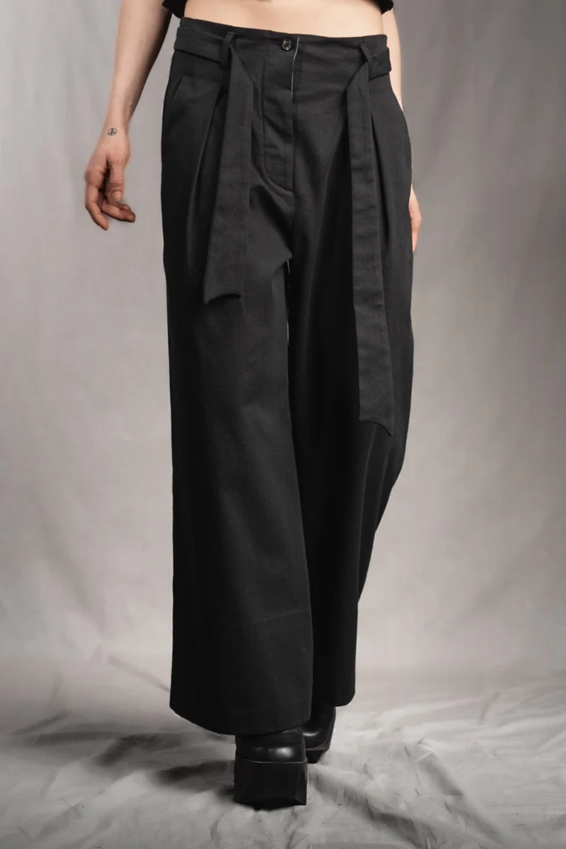 eigensinnig wien | Streeruwitz | Elegante Avantgarde Bundfaltenhose mit weitem Bein aus schwarzer Baumwolle